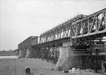 839983 Gezicht op de spoorbrug over de Maas bij Mook tijdens het definitieve herstel van oorlogsschade.